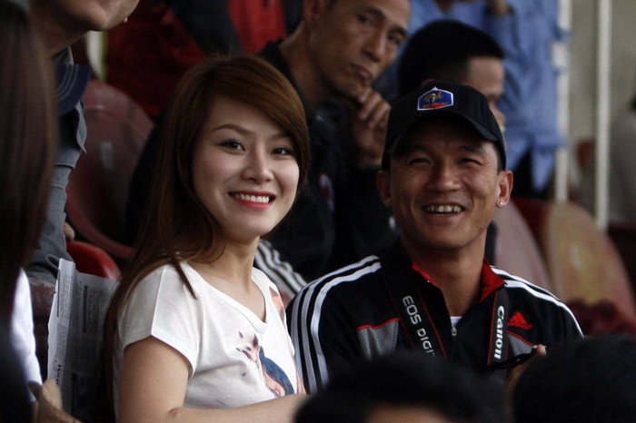 Ngồi sát bên cạnh Danh Ngọc trên khán đài trong trận đấu chiều qua là tiền vệ đội trưởng Mai Tiến Thành cùng cô bạn gái xinh đẹp.